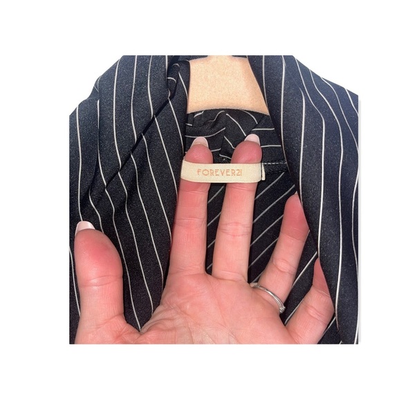 FOREVER21 Black & White Stripe Cowl Neck Tank Top M - Picture 4 of 7